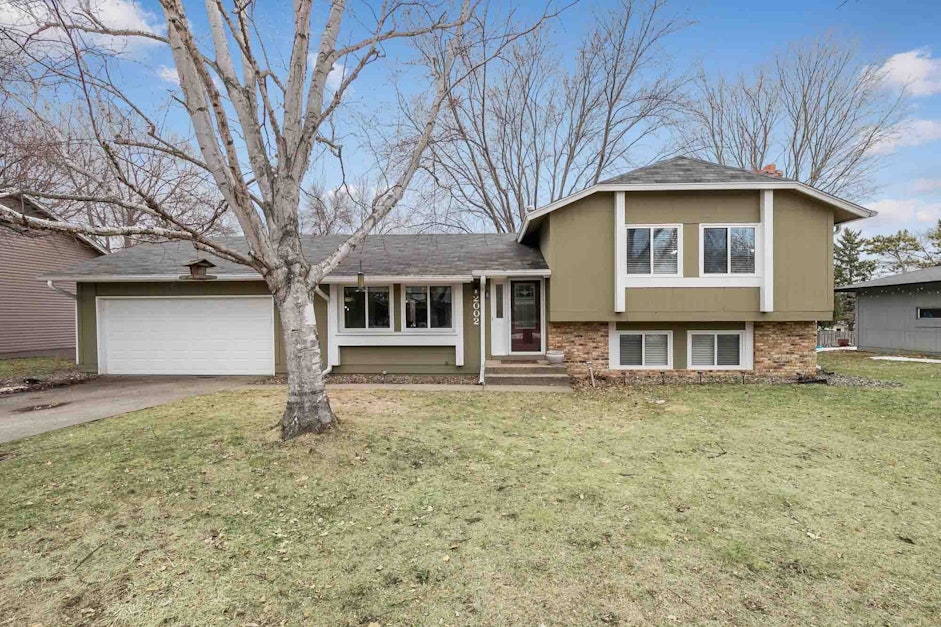 2002 115th Street East, Burnsville, MN 55337, Presented by Lisa Handley